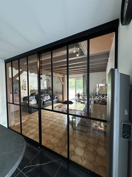 Verrière coulissante cuisine en acier sur mesure – Saint-André-le-Gaz (Isère)
