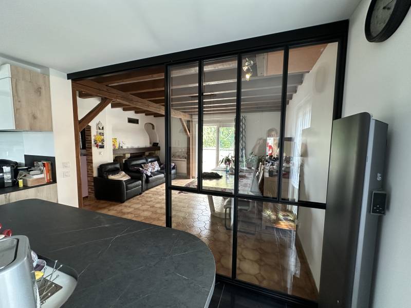 Verrière coulissante cuisine en acier sur mesure – Saint-André-le-Gaz (Isère)
