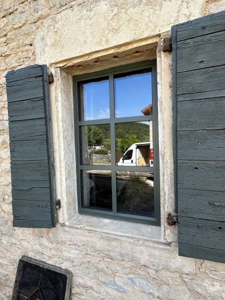 Fenêtres acier Jansen Arte à Crémieu (Isère)