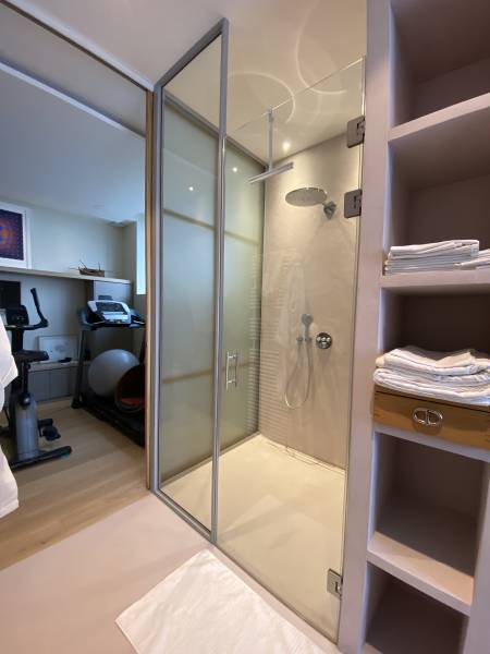 Pose de paroi de douche sur mesure sur Rillieux La Pape dans le Rhone