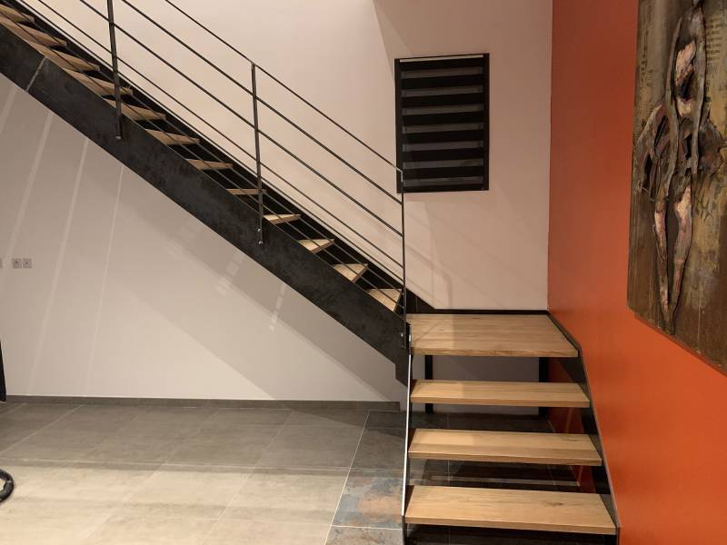 Escalier en acier avec marche en chêne à Cessieu proche de Bourgoin
