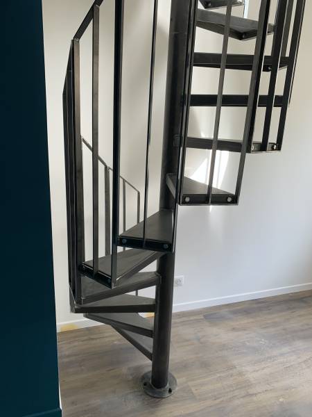 Escalier hélicoïdal en acier brut à Caluire et Cuire
