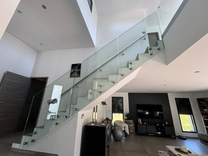 Garde corps vitré sur escalier en Isère près de Chambéry